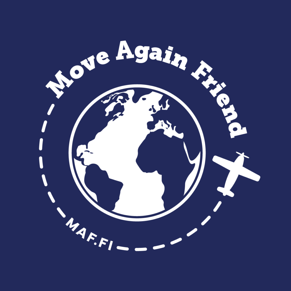 Move Again Friend -logo: tummansinisellä taustalla maapallo, jota kiertää lentokone sekä tekstit "Move Again Friend" ja "maf.fi"