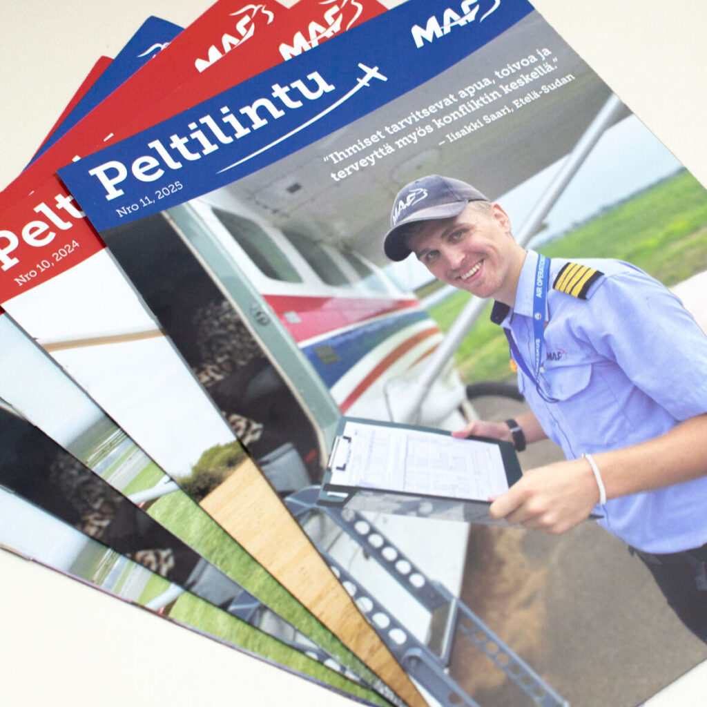 Peltilintu-lehtiä, jonka kansikuvassa hymyilevä lentäjä.